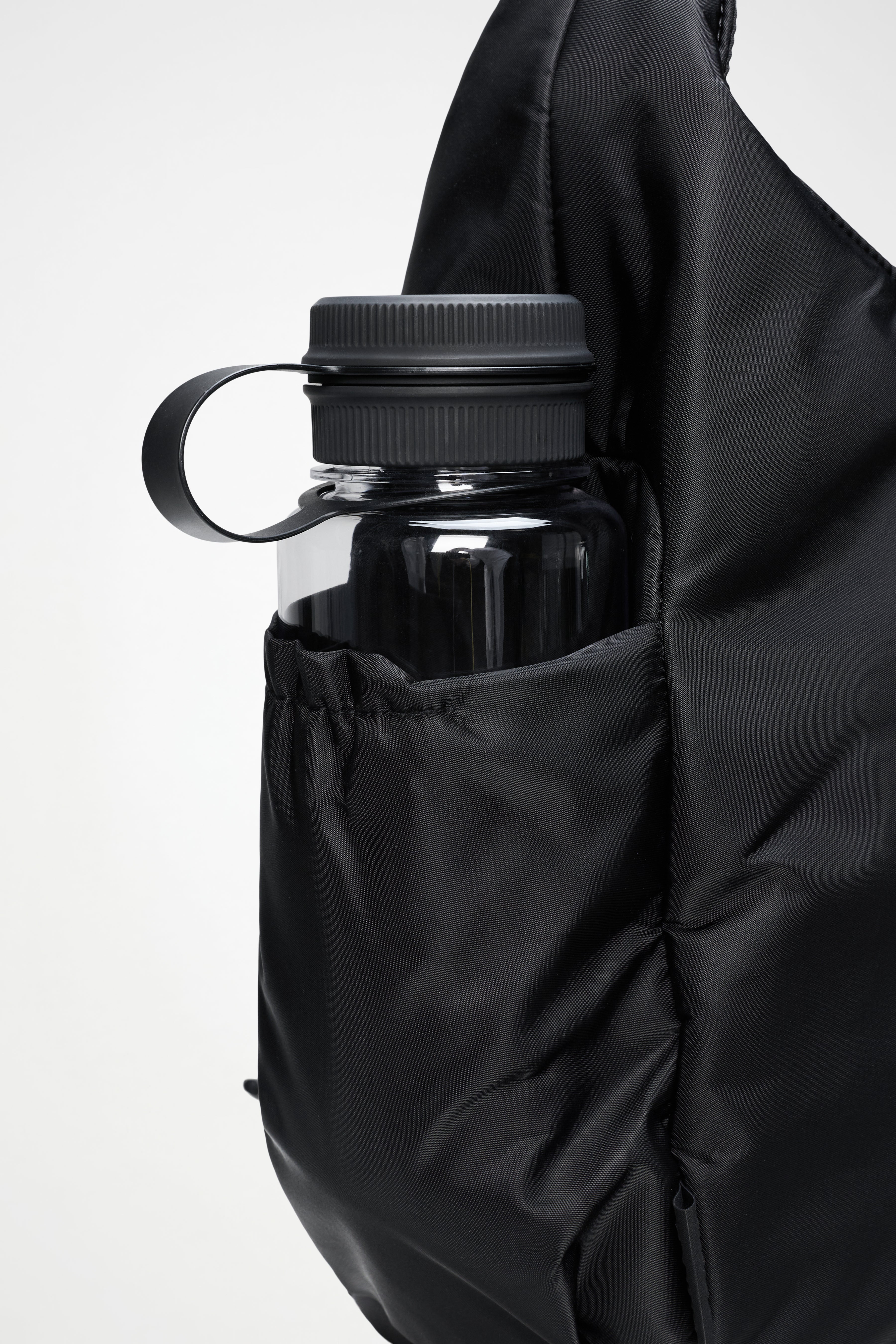 RAINS Delphi Shoulder Bag Large Black 28L H45 x D14 x W32 cm Shoulder Bag
